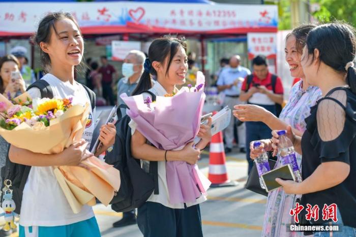 资料图：6月10日，海南省海口市海南中学考点外，家长为刚刚走出考场的考生送上鲜花。当日，海南省2021年高考结束 。 <a target='_blank' href='http://www.chinanews.com/'><p  align=